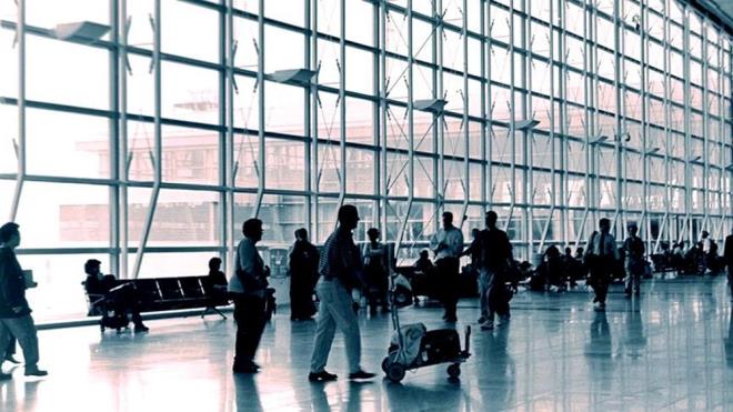 <p>Papua Yeni Gine ve Myanmar da giri politikalarn deitirerek baka pasaportlarn sralamasn ykseltti, ABD'nin pozisyonunu ise daha da zayflatt.</p>  <p>Son darbeyi ise Somali'nin e-vize sistemini balatmas ve Vietnam'n ABD'yi yeni vizesiz lke listesine dahil etmemesi vurdu.</p>  <p>Henley &amp; Partners Bakan Christian H. Kaelin, "ABD pasaportunun son on yldaki zayflamas, sadece sralamadaki bir deiim deil, kresel hareketlilik ve yumuak g dinamiklerinde kkl bir dnmn gstergesidir." dedi.</p>