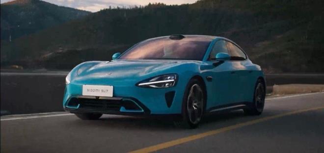 <strong>KONU N HASHTAG AILDI</strong><br><br>Bu konuyla ilgili bir hashtag, in'in sosyal medya platformu Weibo'da trend oldu ve 1 milyondan fazla kez grntlendi.<br><br>Eyll aynda, Sanayi ve Bilgi Teknolojileri Bakanl, tm binek aralarda aracn hem iinden hem de dndan eriilebilen mekanik kap ama tertibatnn bulunmasn zorunlu klan bir dzenleme nerdi. Bu dzenlemeler, Tesla tarafndan yaygnlatrlan gmme veya gizli kap kollarn ortadan kaldrmay amalyor.<br><br>in Otomobil Bayileri Birlii danmanlarndan Li Yanwei, "Xiaomi elektrikli ara kazalar, yeni ara kap kollar iin ulusal standartlarn ortaya kmasn hzlandrd." dedi. Gmme kap kollarna sahip modeller reten otomobil reticilerinin yeni standartlara uyum salamak iin rnlerini gelitirmeleri gerekecek.