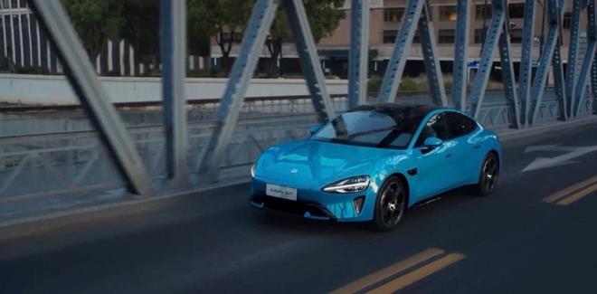 in'in taslak kurallar elektrikle alan kollara izin veriyor, ancak kilit sistemi devrede olsa veya pil ar snsa bile kaplarn dardan alet kullanmadan altrlabilmesini zorunlu klyor. Mekanik serbest brakma, elektrik sinyalleri olmadan yalnzca fiziksel balantlarla alan bir sistem olarak tanmlanyor. Kol ayrca en az 6 x 2 santimetrelik bir el mesafesi salamas gerekiyor.