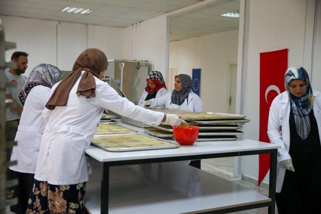 pekyolu Samsat "Samsat rei" Geim Kayna Tesisi'nde istihdam edilen 12 kadn, ierisinde un, rezene, susam, rek otu, tuz, bitkisel susuz ya ve sar gelin otu kullanarak retime balad.