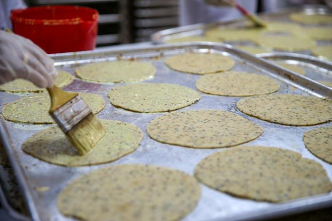 GNDE 1 TON HEDEFLENYOR  <p>  lerleyen srelerde rnde eitlilie gidileceini aktaran Frat, szlerini yle tamamlad:  "Yaknda 3 vardiya sistemine geip gnlk ortalama 1 ton retim yapmay hedefliyoruz. Ayrca rn eitliliini artrarak tuzlu, tereyal ve tatl rek eitleri de retmeyi planlyoruz. Kadnlarmzn hem retimde yer almas hem de aile btesine katk salamas bizleri ok mutlu ediyor. Bu proje, Samsat'n ekonomik geliimine katk sunarken ayn zamanda kltrmz gelecek nesillere aktarmamza da vesile oluyor."