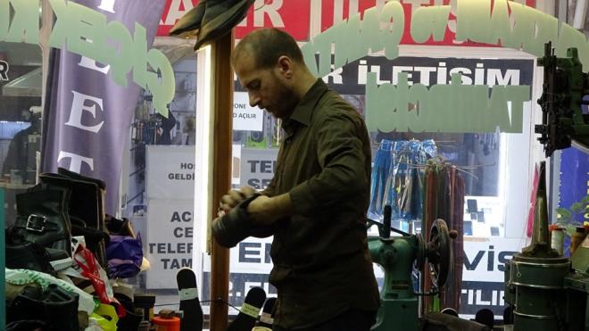 Baba mesleini srdren lmen, pandemi sonras ykselen tamirat talepleri, kaliteli malzeme eksiklii ve rak bulamamann oluturduu zorluklarla mcadele ediyor. K aylarnda i younluunun iki katna ktn belirten lmen, hem i yknn arttn hem de yeni eleman yetimemesi nedeniyle zanaatn yok olma tehlikesiyle kar karya kaldn ifade etti.