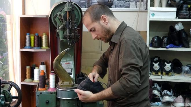 Ekonomik artlarn da etkisiyle tamirat taleplerinin arttn syleyen lmen, "Fiyatlarn artmasyla beraber tamirde de bir art var. Bu art pandemi dneminden sonra, yani 2020'den itibaren balad. nsanlar artk ayakkablarn tamir ettirerek kullanmaya balad. Ancak eskisi gibi kaliteli ayakkablar retilmedii iin markas ne olursa olsun vatanda ald ayakkaby bir ya da iki sene kullanabiliyor. Sonra ayakkab kullanlmaz hale geliyor. Spor ayakkablar suni malzemeden yapld iin de tamiri zor. Ufak tefek tamirini yapyoruz, vatanda bir sre daha kullanyor" ifadelerini kulland.