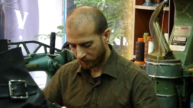 <h2 class="gallery-item-title">"IRAK YETTRME DNEM BALAYABLR"</h2>                <p>lmen, meslee ilginin azalmasndan ve rak yetimemesinden yaknd. lmen, "Meslek biraz ince, ura zor olduu iin insanlar tercih etmiyor. Sadece bizim meslek iin geerli deil, genel olarak tm zanaatlarda eleman yetimiyor. Burada belediyelerin destei olmas lazm. Bizim yanmza rak verip maan, sigortasn karlayabilirse rak yetitirme dnemi balayabilir. Yoksa kendimiz rak, usta tutup altracak durumda deiliz. Zaten rak yok, gelse de karlayacak durumda deiliz" dedi.</p>