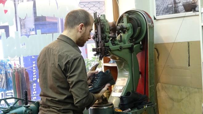 Kocaeli'nin zmit ilesinde 20 yldr ayakkab tamircilii yapan Rdvan lmen, hem meslein gelecei hem de artan i yk konusunda endieli.