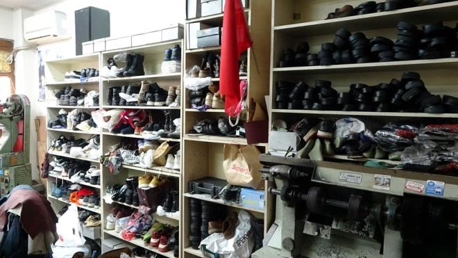 <h2 class="gallery-item-title">"KIIN LER K KATINA IKIYOR"</h2>                <p>Mevsimsel etkilerin i younluunu dorudan etkilediini belirten lmen, "Kn ilerimiz iki katna kyor. Yamur, amur, souk derken ayakkablar daha ok ypranyor. Yazn ise iler durgunlayor. Bu nedenle i ykmz mevsimlere gre ciddi ekilde deiiyor. Malzeme kalitesi yllar iinde dt. Eskiden 10-20 sene giyilen ksele ayakkablar vard. Japon kseleler, salam lastikler, kaliteli tabanlar kullanlrd. imdi yle malzeme kalmad. Kalite dnce insanlar uygun ayakkab alp bir sre giyiyor, sonra atyor. Ama iyi ayakkab alp uzun sre giyen ve tamir ettiren mterilerimiz de var" diye konutu.<br><br><strong>"YERL MALI TERCH EDN"</strong><br><br>Vatandalara ayakkab tercihi konusunda da tavsiyelerde bulunan lmen, "Olabildii kadar yerli mal kullansnlar. Byk markalar dahi artk ayakkablarn in'de yaptryor. Bu yzden kalite ok dt. Dnya markalaryla burada retilen ayakkablar arasnda ok fark yok, sadece etiketi var. ou marka fason retim yaptryor. Benim nerim, yerli markalar tercih etmeleri ynnde. Ayrca deri ayakkablar hem salk asndan hem de uzun mrl olmas bakmndan daha kullanldr" dedi.</p>