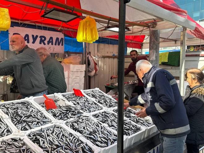 Balk Batuhan Ertrk, "Bu aralar hamsi 100 lira oldu. Hamsi hatta buradan kyor, Karadeniz Ereli ilesinden kyor.