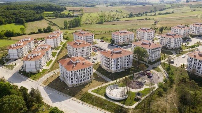 <h2 class="gallery-item-title">KMLER TOK NDRMNDEN FAYDALANABLR?</h2>                <p>Kampanyadan btn borcunu kapatan vatandalarn yan sra bor bakiyesinin yzde 25'inden az olmamak kouluyla pein deme yapanlar da ksmi olarak yararlanyor. <br><br>Alclarn bavuru tarihi itibaryla bor kapatmann yapld aya ait taksit demelerini yapm olmalar gerekiyor. lgililerin geriye dnk taksit ve emlak vergisinin olmamas art da bulunuyor.<br><br>Kampanyadan, satlar 2024 Haziran ay sonuna kadar yaplan ve geri deme taksitlerinin en ge ayn tarihe kadar balam olan konut ve i yeri alclar faydalanyor. <br><br>Bavuru esnasnda site ynetiminden alnacak ''Borcu yoktur'' belgesi ve belediyelerden temin edilecek emlak beyan deerini belirtir belge de olmal.</p>