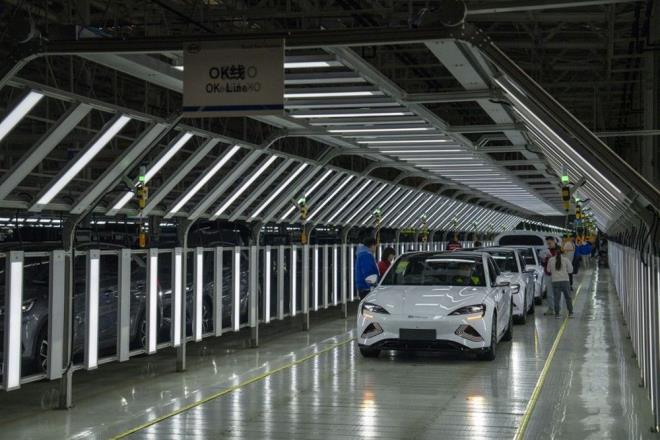 "Trkiye'de otomotiv ana sanayisine ynelik retim yapan en etkin 500 firmann bulunduu bir dernek ynetimi olarak da bu ii yakndan takip ediyoruz. Bu konuda u anda ilk proje aklandnda ortaya konulan zaman tablosuna uygun bir sre gzlemlemiyoruz. En latif bir yorum yaparsak, 'zaman planna uygun bir proje srecinin u anda hayata geirilmedii' yorumunu yaparz. Umuyoruz ksa bir zaman iinde yatrm iin bir mesafe alnr."