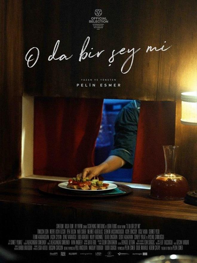 <h2 class="womanpage-gallery-detail-sub-title womanpage-gallery-detail-card-frame--sub-title">O DA BR EY M  </h2>              <p class="card-text gallery-page-hero-card-text">Pelin Esmer'in ynettii yerli dram filmi "O da Bir ey mi", Ske'de bir otelde kat grevlisi olarak alan Aliye ile stanbul'dan gelen nl ynetmen Levent'in kesien hayatlarn anlatyor. Film, farkl dnyalardan gelen bu iki karakterin birbirlerinin hayatna nasl dokunduunu ve beklenmedik bir ekilde gelien ilikilerini konu alyor.</p>