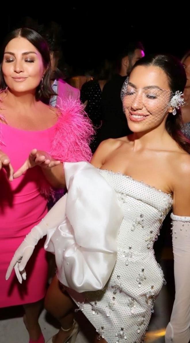 <h2 class="womanpage-gallery-detail-sub-title womanpage-gallery-detail-card-frame--sub-title">TORUNUNUN SM ORTAYA IKTI</h2>              <p class="card-text gallery-page-hero-card-text"></p><p>nl ift ilk bebeklerini Miami'de kucaklarna alrken; Sibel Can da babaanne olmann sevincini yaad.</p>  <p>Sibel Can'n torununa Arapa hurma aac anlamna gelen Lina ad verildii ortaya kt.</p>