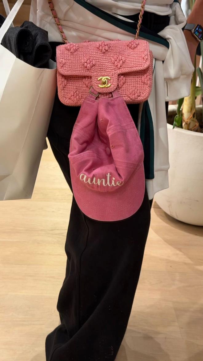 lk kez hala olmann heyecann yaayan Melisa Ural da sevincini "Hala" yazl apkasyla gzler nne serdi.