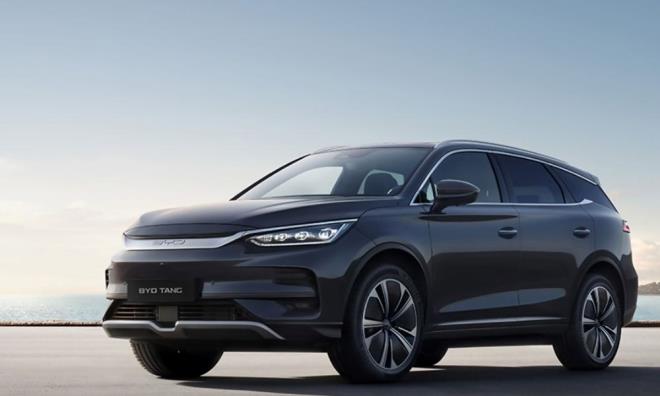 Otomobil reticisi, in'deki otomobil fiyat savann irketin ierideki pazar hakimiyetini zayflatmasyla birlikte, yerel, fiyat asndan rekabeti bir oyuncu imajndan syrlp kresel bir marka oluturmay hedefliyor.<br><br>Elektrikli ara devi, Eyll aynda 18 ayn ilk aylk sat dn yaayarak in'in en ok satan markas unvann kaybetti. Ayrca, pazardaki zorlu koullar nedeniyle 2025 yl sat hedefini 5,5 milyon adetten 4,6 milyon adede drmek zorunda kald.