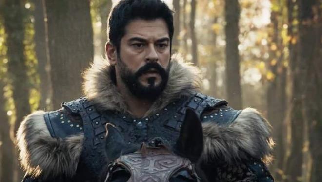 nl oyuncu Burak zivit, yeni ald 25 milyon liralk Mercedes ile getiimiz gn Kurueme'deki bir benzin istasyonunda objektiflere takld.