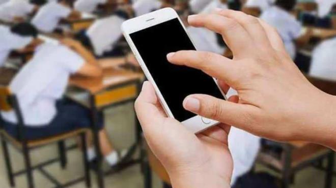 Srekli bildirim, mesaj ve sosyal medya akyla uyarlan beyin, zamanla "anlk tatmin" mekanizmasna alyor ve bu durum retkenlii azaltyor.