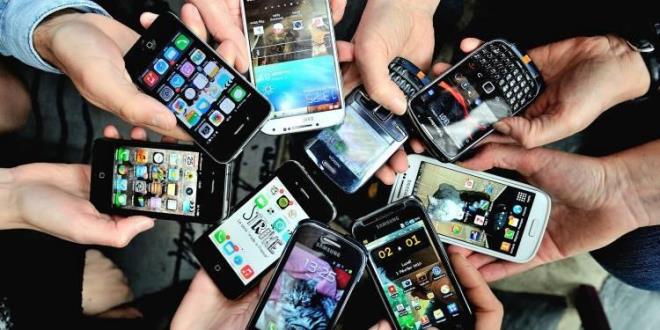 Yaplan aratrmalara gre, 15 ya ve zeri bireyler her gn ortalama 3 saat 21 dakikasn telefon banda geiriyor. Bu sre, zellikle genlerde dikkat sresinin azalmasna, hafza performansnda de ve odaklanma bozukluklarna neden olabiliyor.