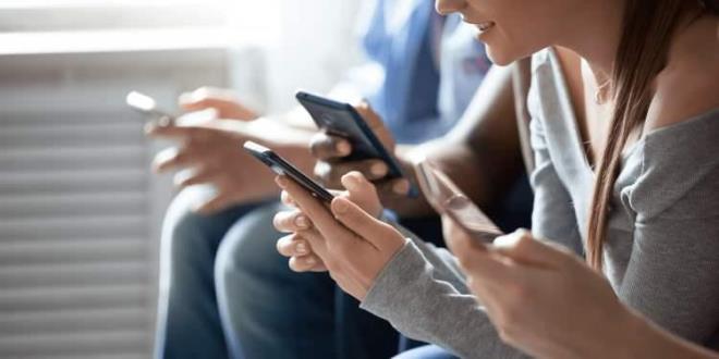 Teknolojinin gelimesiyle birlikte akll telefonlar, artk yalnzca iletiim arac olmaktan kt; sosyal yaamn, i dnyasnn ve elencenin merkezine yerleti. Ancak uzmanlar, bu cihazlarn beyin zerindeki olumsuz etkilerine kar uyaryor.