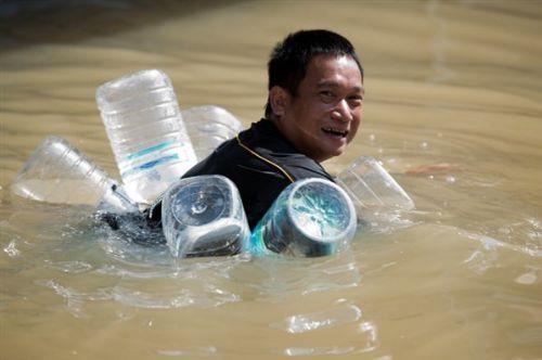 Bangkok'un dousunda yaayan bir adam, ev yapm can yelei ile birlikte sel sularnda ilerlerken objektife taklyor. Afet nleme Merkezi'nden yaplan aklamada, getiimiz hafta yaanan sel felaketi sebebiyle 31 kiinin hayatn kaybettii ve 27 farkl blgenin hala sular altnda olduu belirtildi. <b>Tayland</b>