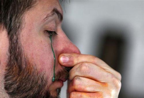 Buenos Aires'li sanat Leandro Granato, Alejandgro Korn blgesindeki stdyosunda resim yapmak iin ok farkl bir yntem kullanyor. Granato, burnuyla ektii boyalar, gzyle tuvalin zerine fkrtyor. Resimlerini satn alan mterilerine, o resmi nasl yaptn gsteren videoyu da gnderen sanat, kulland yntemin gzlerine zarar vermediini sylyor. <b>Arjantin </b>