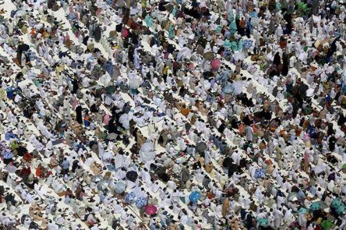 Mekke'de bulunan yzbinlerce hac aday, Kurban Bayram ncesi son cuma namazn Kabe'de kld. Cuma namazna saatler kala Mescid-i Haram' dolduran hac adaylar, yaklak 40 derece scaa aldr etmeden tavaf yapt. Kalabalk nedeniyle hac adaylarnn ou cuma namazn, Kabe'nin evresindeki alanda ve sokaklarda klmak zorunda kald. Suudi Arabistan