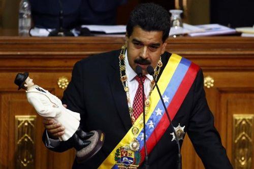 Venezuela Devlet Bakan Nicolas Maduro elindeki Aziz Jose Gregorio Hernandez heykelcii ile meclis krssnden, son gnlerde ciddi salk problemleri yaayan Arjantin Devlet Bakan Cristina Fernandez iin dua ediyor. <b>Venezuela </b>