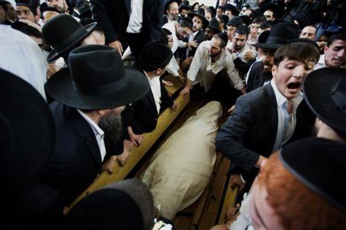 Filistinlileri ve Araplar 'karncalar' ve 'ylanlar' olarak tanmlayan srailli ar sac hahamba Ovadia Yosef, Kuds'te dzenlenen cenaze treniyle topraa verildi. Gece yars topraa verilen hahambann cenaze trenine 750 bin kii katld. <b>Kuds </b>