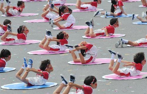 Taipei'de Tayvan Milli Gn kutlamalarna katlan minik renciler, jimnastik becerilerini sergiliyor. <b>Tayvan </b>