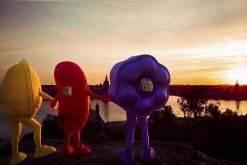 King.com'un bir rn olan mehur "?Candy Crush Saga" oyununun kostmlerini giymi kiiler Stockholm'de grntleniyor. Her gn yaklak 100 milyon kiinin, bamllk yaratan "Candy Crush Saga" oynad bildiriliyor. <b>sve </b>