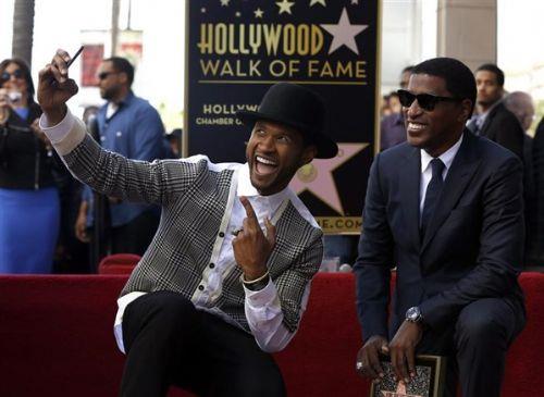 nl yapmc, sz yazar ve arkc Kenneth 'Babyface' Edmonds, Hollywood'daki hretler Kaldrm'na eklenen yldznn al treninde arkc Usher ile birlikte fotoraf ektiriyor.<b> ABD </b>