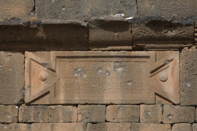 <h2 class="gallery-item-title">MEKKE'DEN �AM'A G�DEN KERVANLARIN U�RAK NOKTASIYDI</h2>                <p>Busra, tarih boyunca Mekke'den �am'a ve oradan Akdeniz limanlar�na uzanan ticaret yollar�n�n kesi�im noktas�nda yer ald�.<br><br>Deve kervanlar�n�n u�rak dura�� olan �ehir, Roma'dan Osmanl�'ya kadar b�lgesel ticaretin merkezlerinden biri oldu.<br><br>Kent, �evredeki geni� tar�m b�lgelerindeki �r�nlerini toplay�p daha b�y�k merkezlere aktaran ticaret deposu i�levi de g�rd�.<br><br><strong>Hz. Muhammed'in Rahip Bahira ile kar��la�t��� yer olarak biliniyor</strong><br><br>Busra, �slam tarihinde de �zel bir yere sahip. Siyer kaynaklar�na g�re, Hz. Muhammed peygamber olmadan �nce iki defa Busra'ya gitti. 9 veya 12 ya��nda iken amcas� Ebu Talib ile gitti�i ilk seyahati s�ras�nda, Busra'da bir manast�rda ya�ayan din adam� Rahip Bahira Hz. Muhammed'i g�rd� ve kendisine peygamber olaca��n� s�yledi. �kinci seyahatini ise 25 ya��nda Hz. Hatice'nin kervan�n� y�netirken yapt�. Bu seyahati s�ras�nda konaklad��� yeri fark eden Rahip Nastura Hz. Muhammed hakk�nda, "Bu a�ac�n alt�na peygamberden ba�kas� inmedi." dedi.</p>