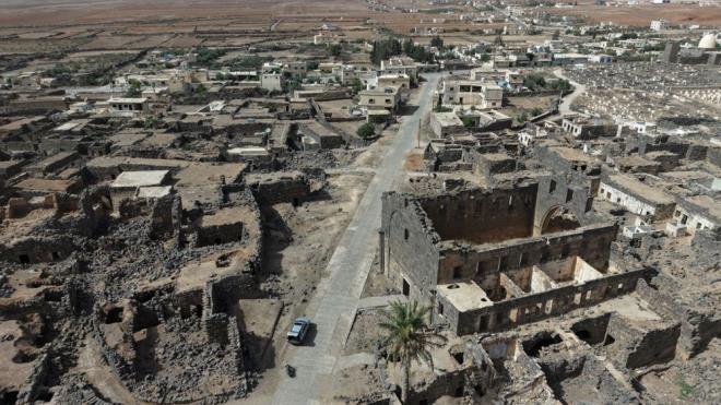 �rd�n s�n�r�na yak�n Dera il merkezine 40, �am'a ise 140 kilometre uzakl�kta bulunan Busra, Roma'dan Osmanl�'ya uzanan �ok katmanl� tarihiyle �ne ��k�yor.<br><br>AA muhabiri, kentin tarihi arka plan�n� ve �nemini, Suriye Turizm Bakanl��� belgeleri ile a��k kaynaklarda yer alan bilgilerden derledi.