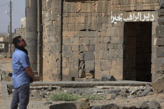 Mikdad, ayr�ca Rahip Bahira ile Hz. Muhammed'in kar��la�ma hikayesine dair bildi�i detaylar� aktararak, b�lgenin �nemine dikkati �ekti.<br><br>Devrik Baas rejiminin verdi�i zararlar� onarmad���n� dile getiren Mikdad, yeni Suriye y�netiminden b�lgenin yeniden restore edilerek, turizme kazand�r�lmas�n� istedi.<br><br><strong>Mebraku'n-N�ka Camisi bak�ma muhta� durumda</strong><br><br>Antik kentin kuzeydo�u mevkisinde bulunan Mebraku'n-N�ka Camisi (Devenin ��kt��� Yer Camisi), kutsal hat�ras�yla �ne ��k�yor ve d�nya M�sl�manlar� i�in manevi �nem ta��yor.<br><br>�nl� M�sl�man seyyah �bn Battuta, "Seyahatname"sinde, Suriye'ye (�am) g�nderilen Kur'an-� Kerim'in ilk n�shas�n� ta��yan devenin burada ��kt���n� ve n�shan�n burada muhafaza edildi�ini belirtiyor. �bn Battuta ayr�ca hac�lar�n �am'dan ayr�ld�ktan sonra k���k bir �ehir olan Busra'ya gittiklerini ve geride kalanlar�n kafileye yeti�ebilmeleri i�in orada 4 g�n beklemelerinin adet oldu�unu ifade ediyor.