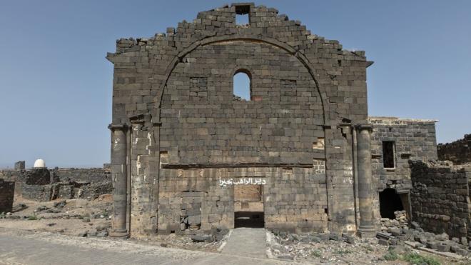 Hicretten sonra da M�sl�manlar�n ticaret i�in Busra'ya gitmeye devam etti�i biliniyor. Nitekim Hz. Ebubekir'in, Hz. Muhammed'in vefat�ndan �nce Bedir Sava��'na i�tirak eden iki sahabe ile ticaret i�in Busra'ya gitti�i biliniyor.<br><br>T�rkiye Diyanet Vakf� (TDV) �slam Ansiklopedisi'nin siyer kaynaklar�ndan aktard���na g�re Busra, Halife Hz. Ebubekir'in emri �zerine Halid Bin Velid taraf�ndan k�sa s�ren ku�atmadan sonra 634 y�l� ba�lar�nda bar�� yoluyla al�nd�. Emeviler zaman�nda �am'�n ba�kent olmas�yla Busra'n�n �nemi azalmaya ba�lad� ve bu durum Abbasiler d�neminde de devam etti.<br><br>Busra, Osmanl� Devleti'nin hakimiyetine ge�ti�inde Yavuz Sultan Selim, M�zeyrib'de kale yapt�rarak b�lgenin idari merkezini oraya nakletti.<br><br>Osmanl� d�neminde Busra, �am vilayetine ba�l� Havran sanca��na dahil birka� y�z hanelik, Eski �am ad�yla bilinen ve beylerbeyine belli bir miktar vergi veren k�y haline geldi. Evliya �elebi yaz�lar�nda Busra'n�n 300 haneli ve camili m�mur bir k�y oldu�unu s�yl�yor. Anadolu'da ya�ayan baz� T�rkmen a�iretleri k��� ge�irmek �zere Busra'ya geliyorlar ve baharda tekrar yerlerine d�n�yorlard�. Busra'da, sahabe Mikdad bin Esved'in soyundan gelen ve kendilerine Mikdadiyye denilen b�y�k bir aile ya��yordu. Bu ailenin Osmanl� Devleti ve �zellikle II. Abd�lhamid nezdindeki itibar� sebebiyle Hicaz demir yolu in�a edilirken M�zeyrib-Busra aras� t�li hatla uzat�ld�.<br>