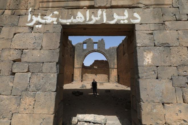 Devrik Esed rejimi g��leri, Busra Tiyatrosu'nu b�lge halk�na sald�r�lar�nda askeri nokta olarak kulland�.<br><br>B�lgede sald�r�lara maruz kalan tarihi yap�lar ve bo�alt�lan tarihi evlerin son durumunu AA ekibi dronla g�r�nt�ledi.