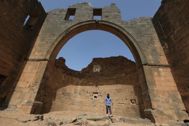 Kent ad�n�n ilk kez Milattan �nce (M�) 15. y�zy�lda M�s�r Firavunu 3. Tutmosis'in �ehir listelerinde ge�ti�i, M� 14. y�zy�lda ise el-Amarna tabletlerinde "Buzruna" ad�yla kayda ge�ti�i biliniyor.<br><br>Roma �ncesinde Nabati Krall���'n�n �nemli �ehirlerinden Busra, Roma d�neminde Arabistan eyaletinin ba�kenti yap�ld�.<br><br>Bizans d�neminde ise b�y�k bir pazar ve dini merkez konumuna y�kseldi.