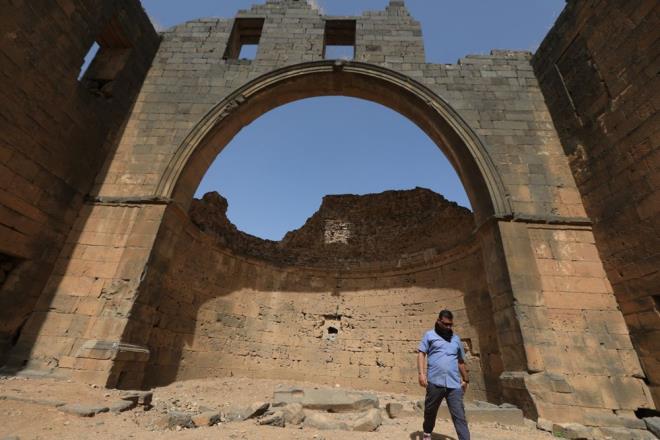 Busra'da devenin ��kt��� noktada in�a edilen cami, zamanla b�lge halk� i�in �nemli bir ibadet ve ziyaret mekan� haline geldi.<br><br>Bug�n ayakta olan yap�, hem dini hat�ras� hem de arkeolojik de�eriyle, UNESCO D�nya Miras� Listesi'ndeki Busra'n�n dikkati �eken eserlerinden biri olmay� s�rd�r�yor.<br><br>Caminin m�ezzini Abdullah Nicim, caminin Hz. Muhammed'in devesinin ��kt��� noktada in�a edildi�ini belirterek, "Kur'an-� Kerim ta��yan deve burada ��kt�. Deve (korumak i�in i�eri al�nan) bu kayan�n �zerine ��kt� ve sonras�nda �am'a devam etti." dedi.<br><br>Tarihi yap�n�n bak�ma ihtiya� duydu�unu kaydeden Nicim, "Cami �u an ayd�nlat�lmaya muhta� durumda. Bunun i�in en az�ndan bir g�ne� paneli olursa camiye gelenler i�erde Kur'an-� Kerim okuyabilir." ifadesini kulland�.<br>