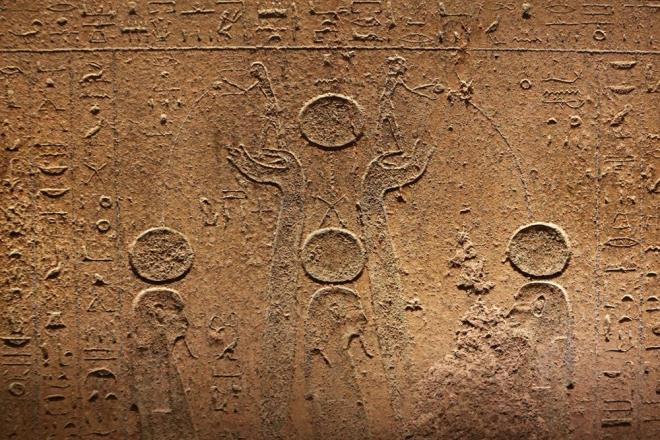 Mezardaki en ciddi sorunlardan biri, ana oda ve giriteki byk atlaklar. Bu durum, yamur sularnn ieri szmasna ve mevcut atlaklarn ktlemesine neden olurken, mezarn tavanna da daha fazla yk bindiriyor.