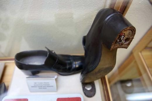 Ayakkab topuuna gizlenmi dinleme cihaz, kullanm en tehlikeli ve riskli yntem olarak anlatlyor.