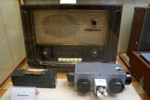 &#8220;Telsiz baskln iine yerletirilmiti. inden kt anta da anten ilevi gryordu. Baskl aldnda telsiz cihaz aa kyor ve iindeki anten kablosu antaya balanyordu. Bulgarlar bana cihazn iindeki elektronik hafzann her mesaj arka arkaya otomatik olarak  defa gemek zere programlandn sylediler. Bu cihaz Sovyet mal, daha gelimii henz hibir lkede kullanlmyor, dediler ve cihazn yayn mesafesinin 15 kilometre olduunu sylediler.&#8221;