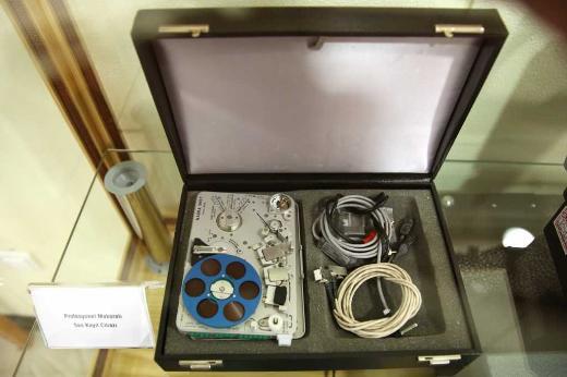 Dnemin en mehur markas Nagra&#8217;ya ait profesyonel makaral ses kayt cihazlarnn fiyatnn o dnem 10 bin dolardan aa olmad belirtiliyor.