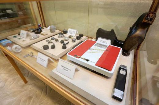 nk istihbaratlara gre fark edilme ihtimali en yksek yntem bu. 1980&#8217;li yllarn dinleme cihazlar arasnda saat, kalem ve kravat inesi biiminde olanlar ne kyor.