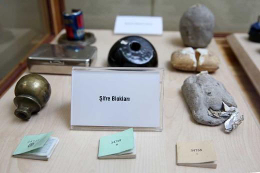 FRELER BYLE SAKLANMI Gizli yazmalarda kullanlan ifreler, eytann bile aklna gelmeyecek yntemlerle saklanm, ii oyulmu demir civata bunlardan en ilgin olan.