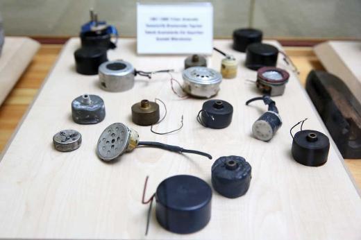 MT bu cihazlar &#8220;tarihi eser&#8221; statsne koysa da, henz hikayelerini anlatacak kadar &#8220;tarihi&#8221; grmyor. Her stand &#8220;Grevimiz Tehlike&#8221;, James Bond gibi Holywood filmlerinden kareleri anarak inceliyoruz.