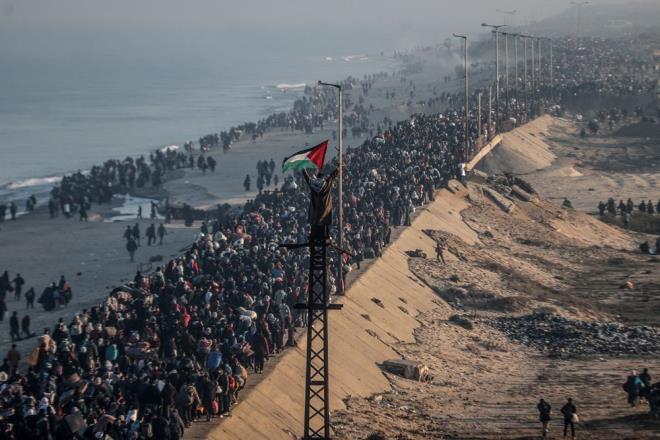 <h2 class="womanpage-gallery-detail-sub-title womanpage-gallery-detail-card-frame--sub-title">NCE EVN SONRA ALESN KAYBETT</h2>              <p class="card-text gallery-page-hero-card-text">Jadallah'n ailesine ait ev, srail'in 7 Ekim 2023'te balatt saldrlarn ilk gnlerinde hedef alnd ve saldrda babas, iki kardei ve  kuzenini kaybetti, diyaliz hastas annesi ise ar yaral olarak enkaz altnda kurtarld.<br><br>Jadallah,  gn boyunca ailesinin cansz bedenlerini enkaz altndan kendi elleriyle kard.<br><br>Ei, ocuklar ve annesi Gazze'den tahliye edilerek Trkiye'ye getirilen Jadallah, Gazze'yi terk etmeyerek ehrin ykmn belgelemeyi srdryor.</p>