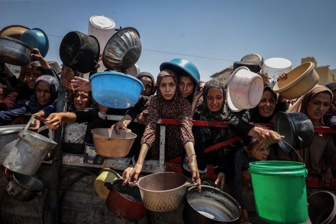 Cumhurbakan Erdoan, eyll aynda ABD'nin New York kentinde dzenlenen Birlemi Milletler (BM) 80. Genel Kurulu'ndaki hitabnda Ali Jadallah tarafndan 22 Temmuz 2025'te ekilen, "Gazze'de alkla mcadele eden Filistinlilere, yemek datld" balkl fotoraf gstermiti.