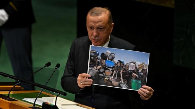 Cumhurbakan Recep Tayyip Erdoan, bilim kltr, resim, mzik, Anadolu arkeolojisi ve fotoraf dallarnda verilen 2025 Yl Cumhurbakanl Kltr ve Sanat Byk dlleri'ne hak kazanan isimleri Cumhurbakanl Klliyesi'nde dzenlenen trende aklad.