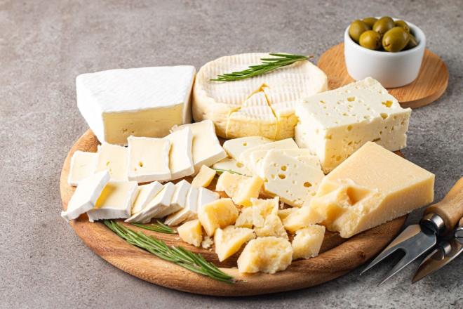 <h2 class="gallery-item-title">KALP SALII VE KALSYUM DENGESYLE BALANTILI</h2>                <p>nceki aratrmalar, yksek kolesterol ve kalp-damar hastalklarnn bunama riskini artrabileceini gstermiti. Buna karn, 2015 ylnda yaplan bir baka alma K2 vitamininin kandaki kalsiyum miktarn drmeye yardmc olabileceini ve bylece bu tr hastalk risklerini azaltabileceini ortaya koymutu.<br><br>Benzer ekilde, antioksidanlar, peptitler ve probiyotiklerin de demans riskinin dk olmasyla balantl olduu biliniyor. Ancak aratrmaclar, kesin sonulara ulamak iin daha fazla almaya ihtiya olduunu vurgulad.</p>