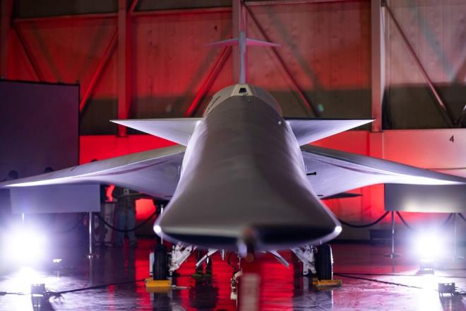 <h2 class="gallery-item-title">SES DUVARINI AMAK</h2>                <p></p><p>Lockheed Martin'in "X-59" adn verdii 30 metrelik kompakt jet, ses hzn aarken yalnzca "hafif bir tk" sesi karacak ekilde tasarland.</p>  <p>lk testinde uak henz ses hzna ulamad. Testin amac, gvde dayankll ve sistem kontrolleriydi.</p>  <p>Ancak uzmanlar, bu uuun sessiz spersonik dnemin balangc olarak tarihe geeceini sylyor.</p>