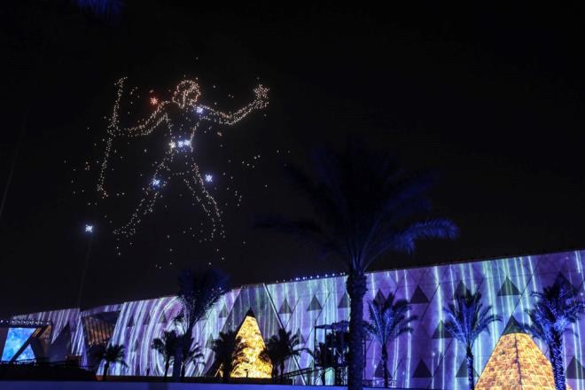 Mzenin bahesinde, arka planda Msr'n mehur " piramit silueti" eliinde mzik dinletisi yapld.