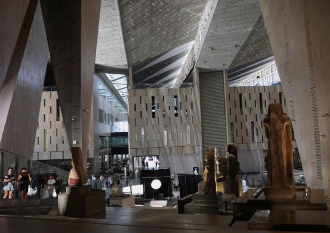 <p>ocuk Firavun Tutankamon'un hazinelerini ieren koleksiyon, mzede sergilenen en deerli eserlerden biri.<br><br>3200 yllk, 11 metre uzunluundaki Ramses heykeli de mzenin paha biilemez hazineleri arasnda.</p>  <p>Gnlk 20 bin ziyareti arlamas ngrlen mzenin yllk ziyareti saysnn 7 milyona ulamas bekleniyor.</p>